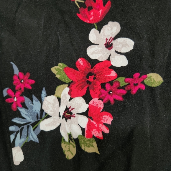 Pretty floral shorts jumpsuit. Size large. - Picture 8 of 8